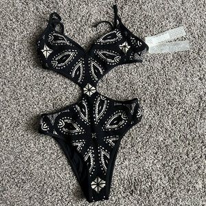 Devon Windsor Julian Full Piece NWT